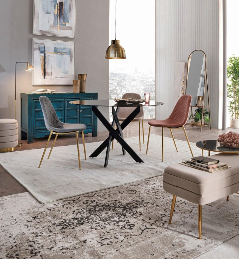 Sedie moderne e arredamento elegante in grande appartamento con vista città.