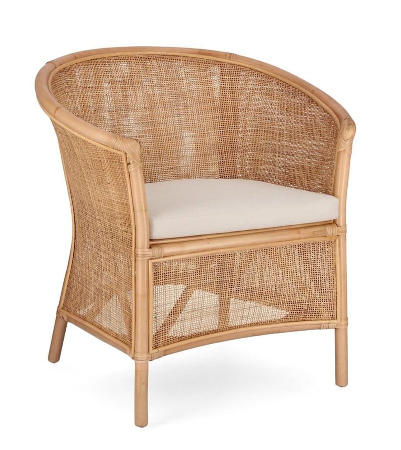 Sedia in rattan naturale con seduta imbottita beige, stile elegante e confortevole.