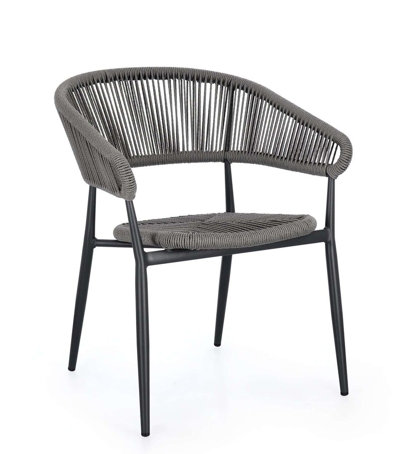Sedia elegante in vimini grigio con struttura in metallo nero, perfetta per esterni e interni moderni.