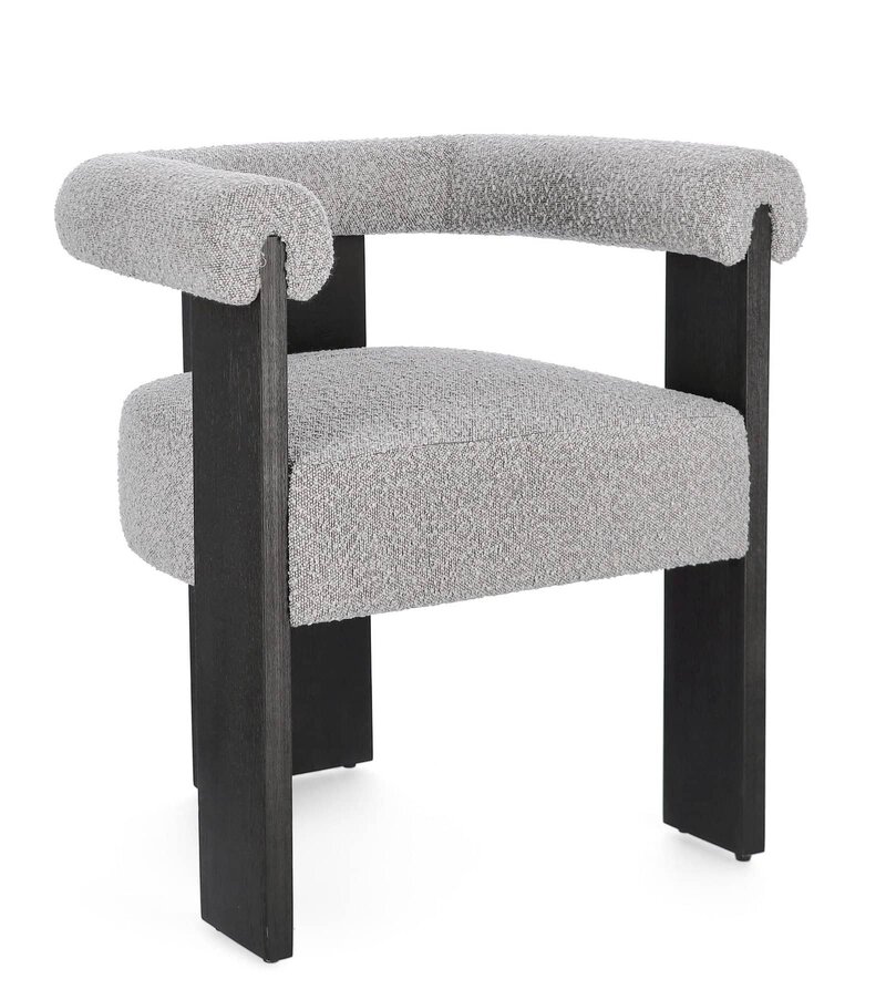 Sedia moderna con braccioli, rivestimento morbido e design minimalista in legno.