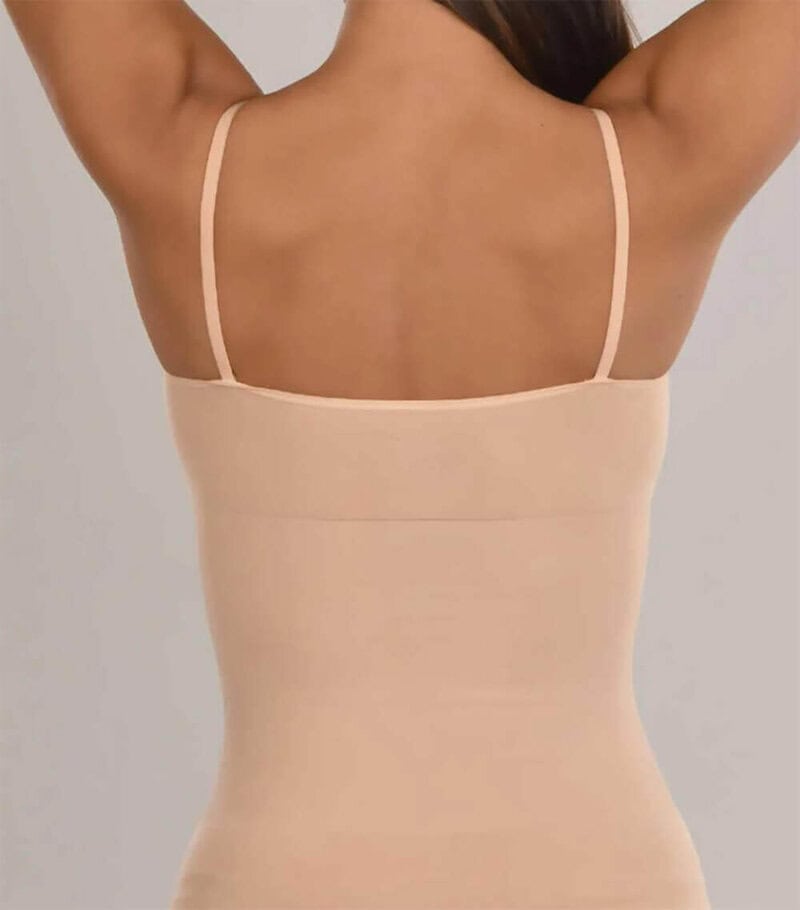 blusa de tiras delgadas color beige vista de espaldas con los brazos arriba