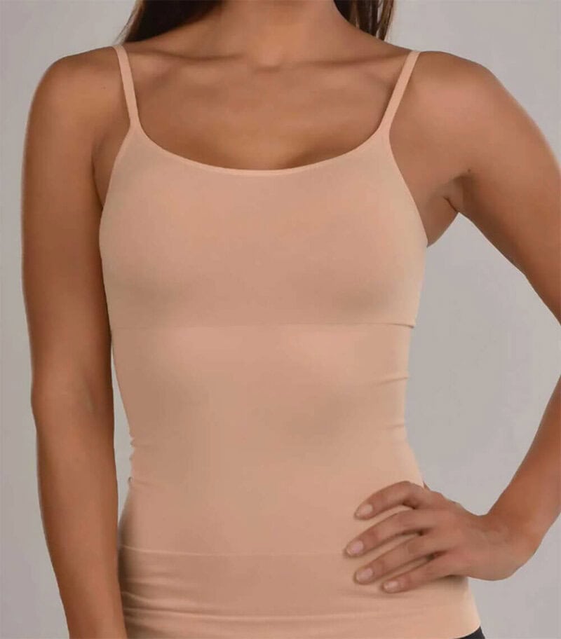 blusa de tiras delgadas color beige vista de frente con una mano en la cintura y otro brazo hacia abajo