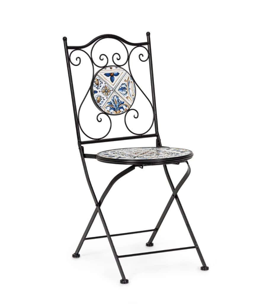 Sedia in ferro battuto con piastrelle decorate, design elegante e resistenti, perfetta per interni ed esterni.