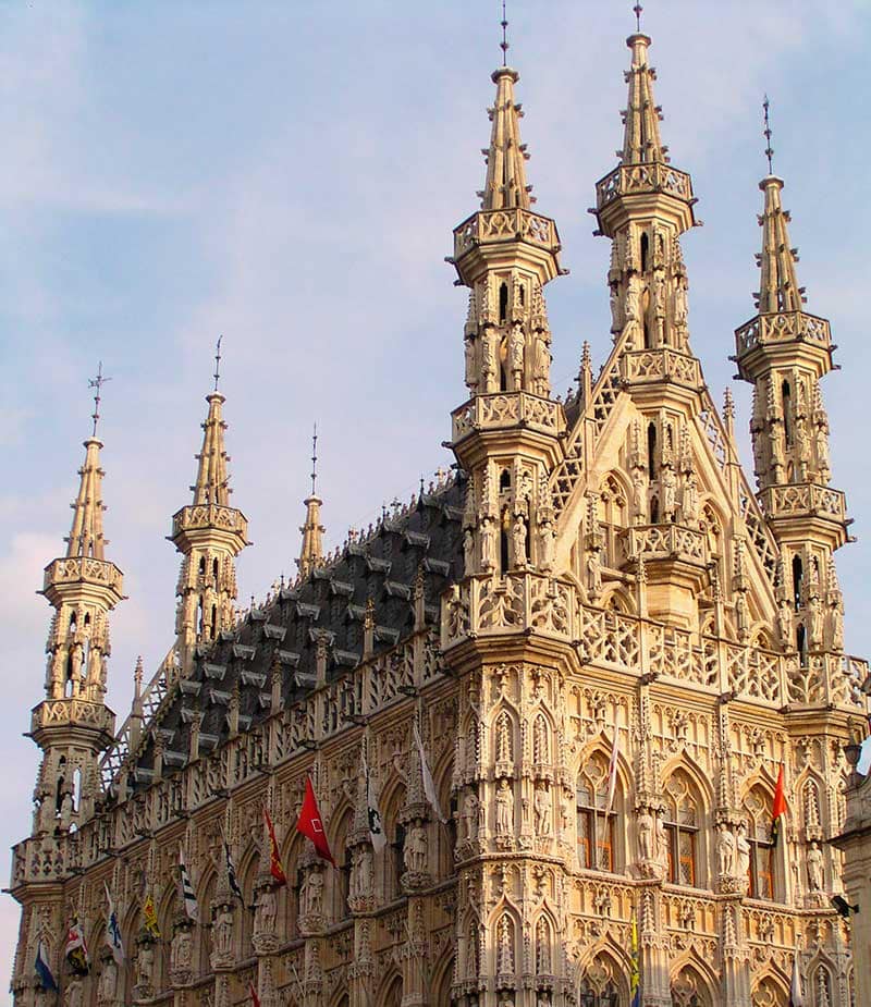 Leuven Belediye Binası, gotik mimari tarzı örneği.