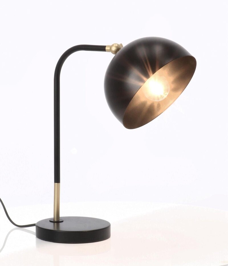 Lampada da tavolo elegante con finitura nera e dorata, perfetta per l'illuminazione interna.
