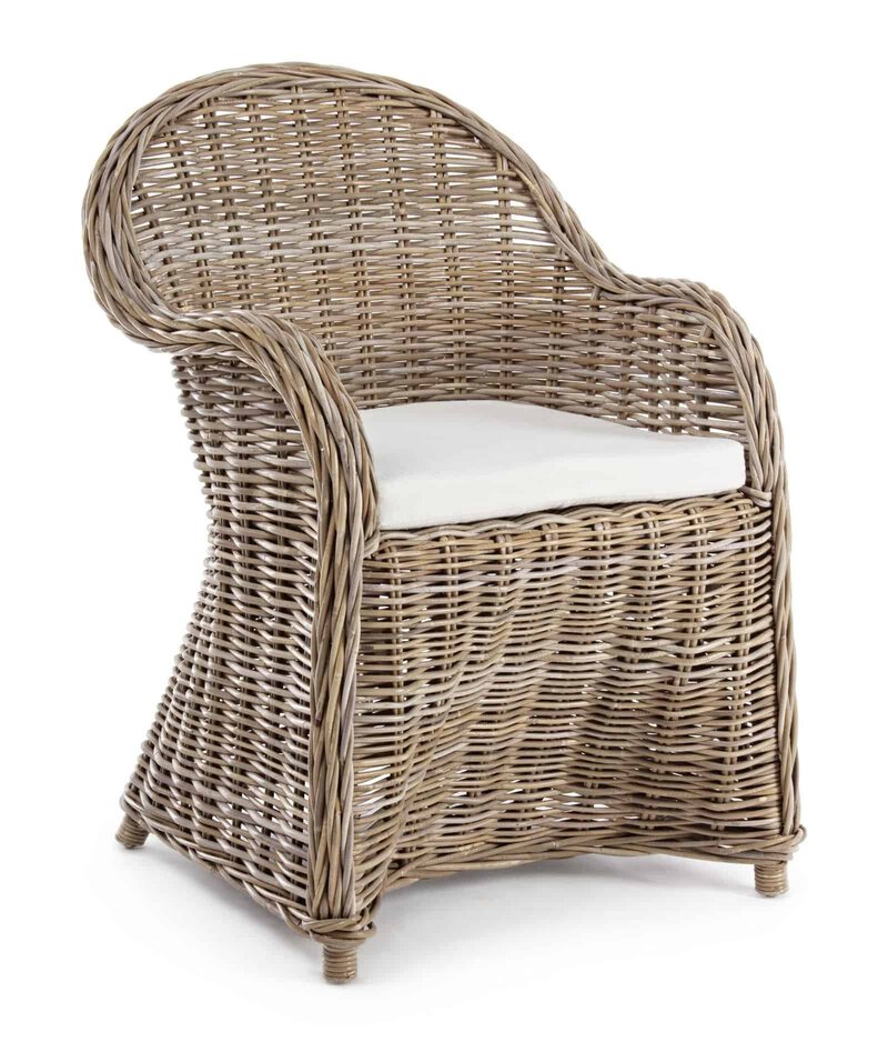 Sedia in rattan con cuscino bianco, stile classico e naturale per interni ed esterni.