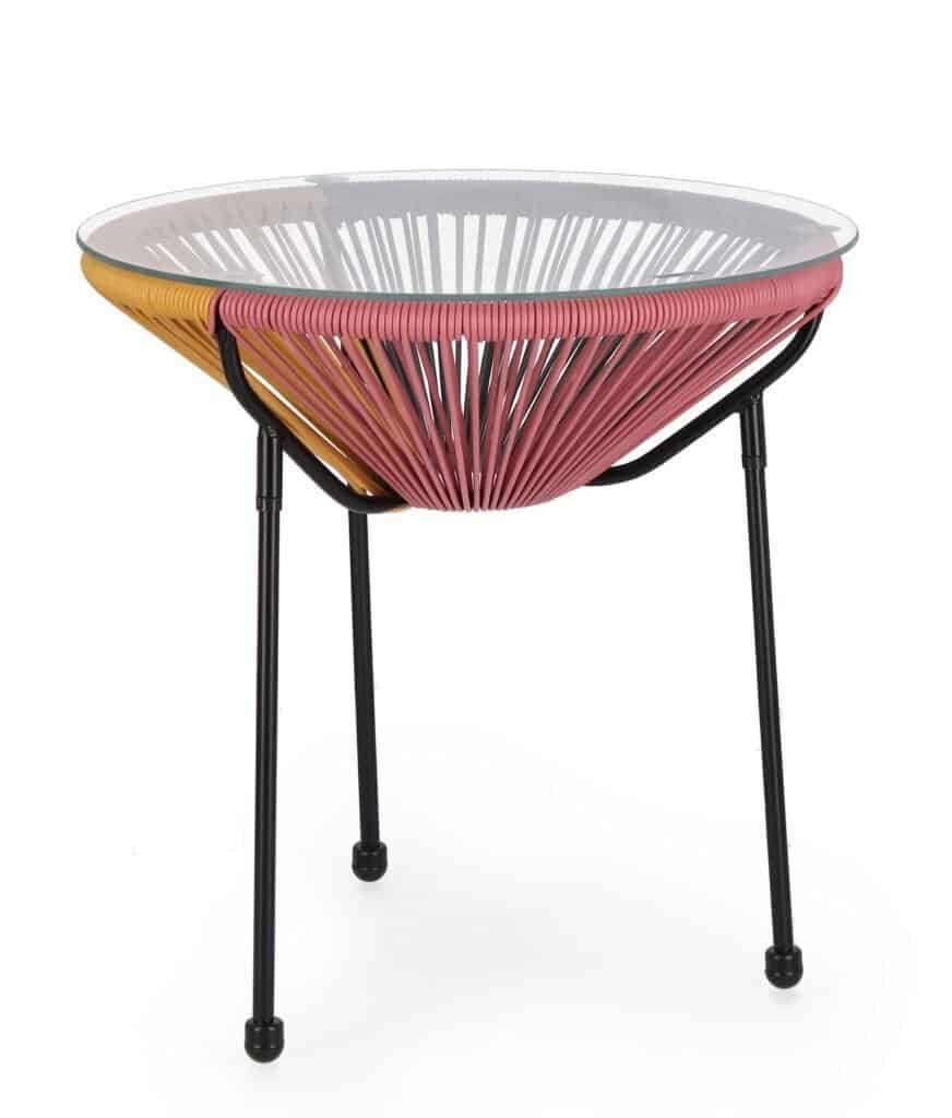 Finestra con sedia moderna in rattan e vetro.