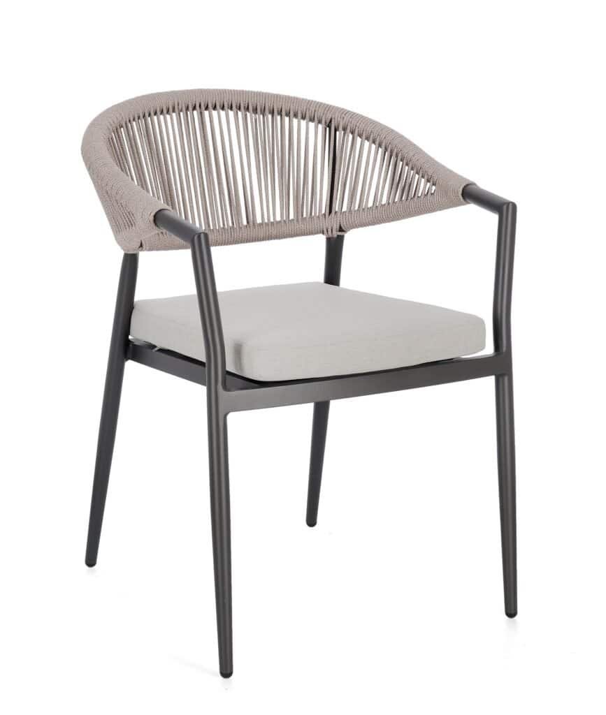 Sedia da esterno con struttura in metallo nero e rete in rattan sintetico color taupe. Design elegante e resistente.