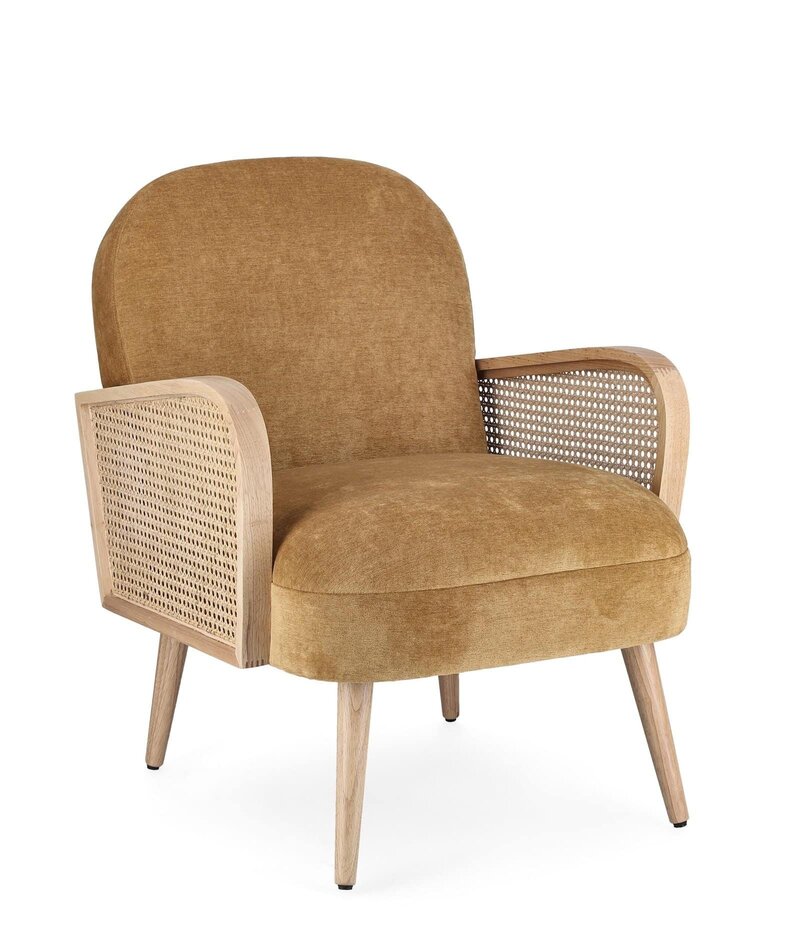 Poltrona vintage con schienale imbottito, braccioli in legno e dettaglio a canna, ideale per soggiorno o camera da letto, comfort ed eleganza.
