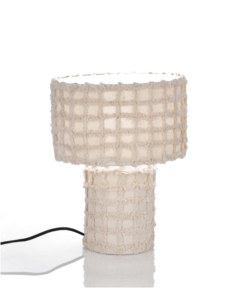 Lampada tessuto avorio, decorazione elegante con luce calda, perfetta per interni chic.