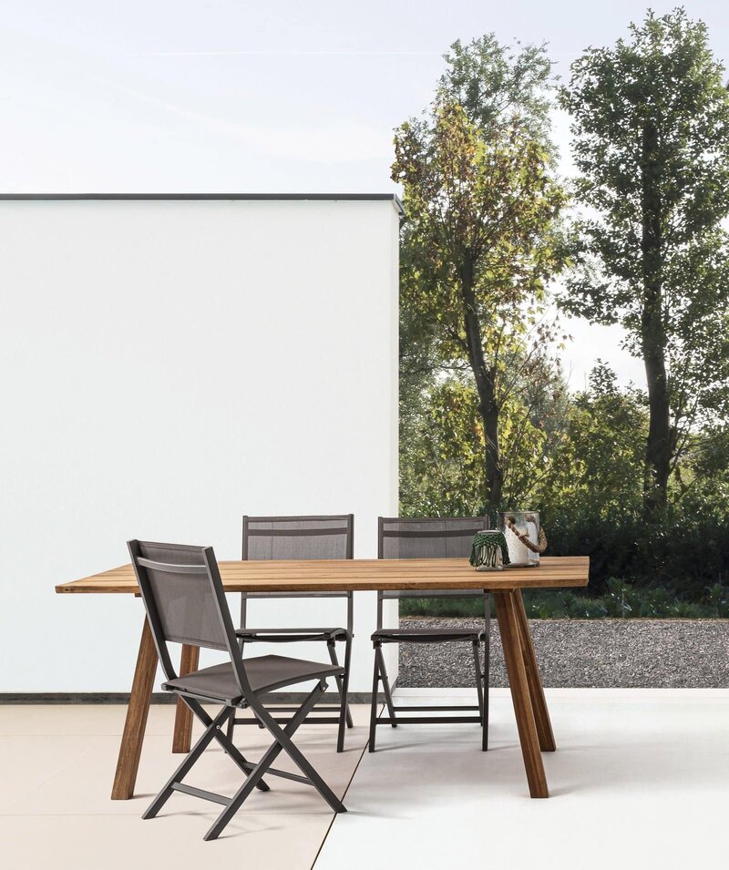 Tavolo in legno con sedie da esterno, design elegante e resistente per spazi all'aperto.