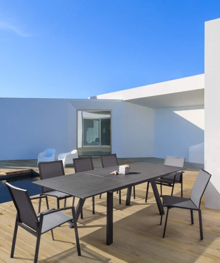 Balcone con tavolo e sedie in stile minimal, vista piscina, architettura moderna, spazio outdoor, arredamento di design JollyGiunco.