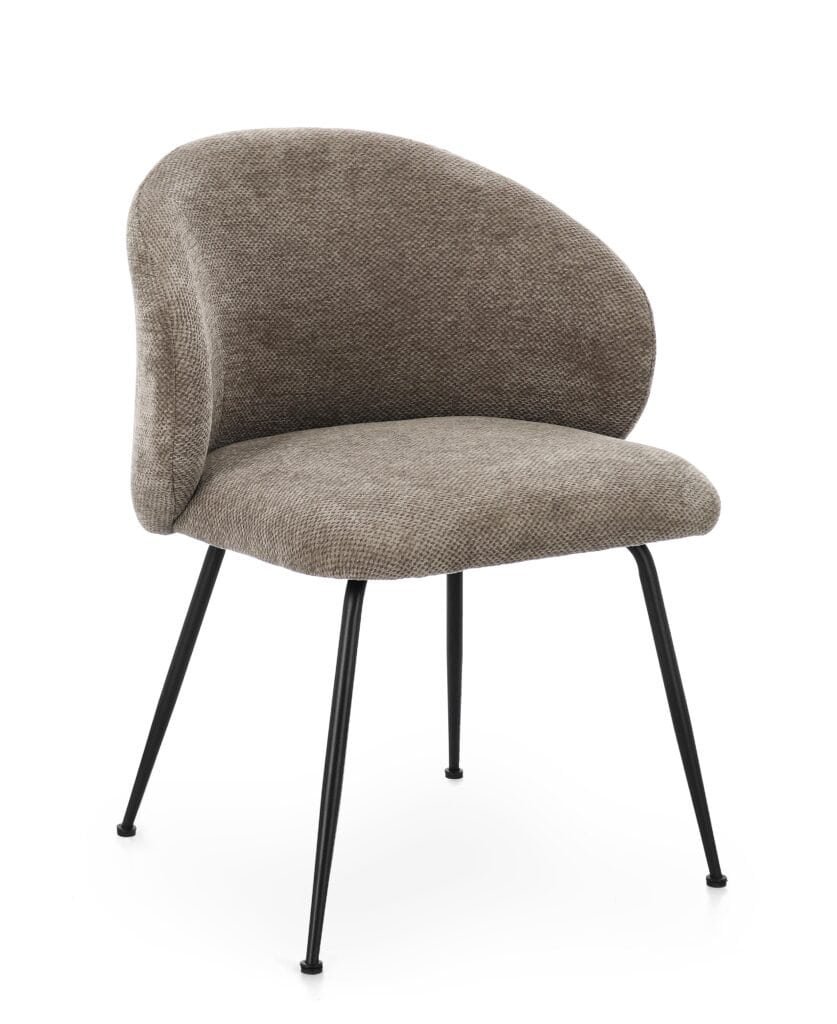 Sedia di design in tessuto marrone con gambe nere in metallo, perfetta per arredi eleganti e comfort.