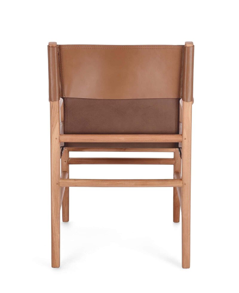 Sedia in legno con schienale in pelle, stile moderno e resistente, ideale per interni eleganti.