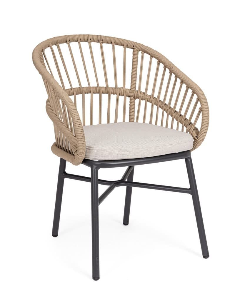 Sedia in vimini beige con cuscino, perfetta per arredi interni ed esterni di stile modern-lis.