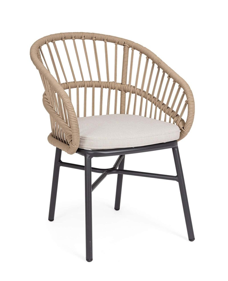 Sedia in vimini beige con cuscino, perfetta per arredi interni ed esterni di stile modern-lis.