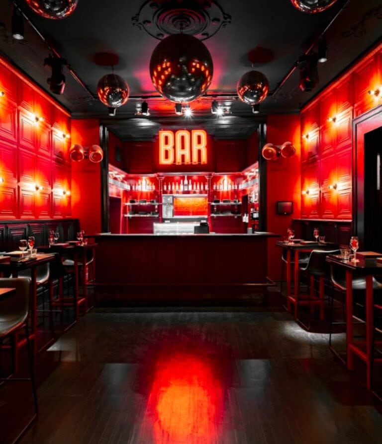 Rode bar met discobollen