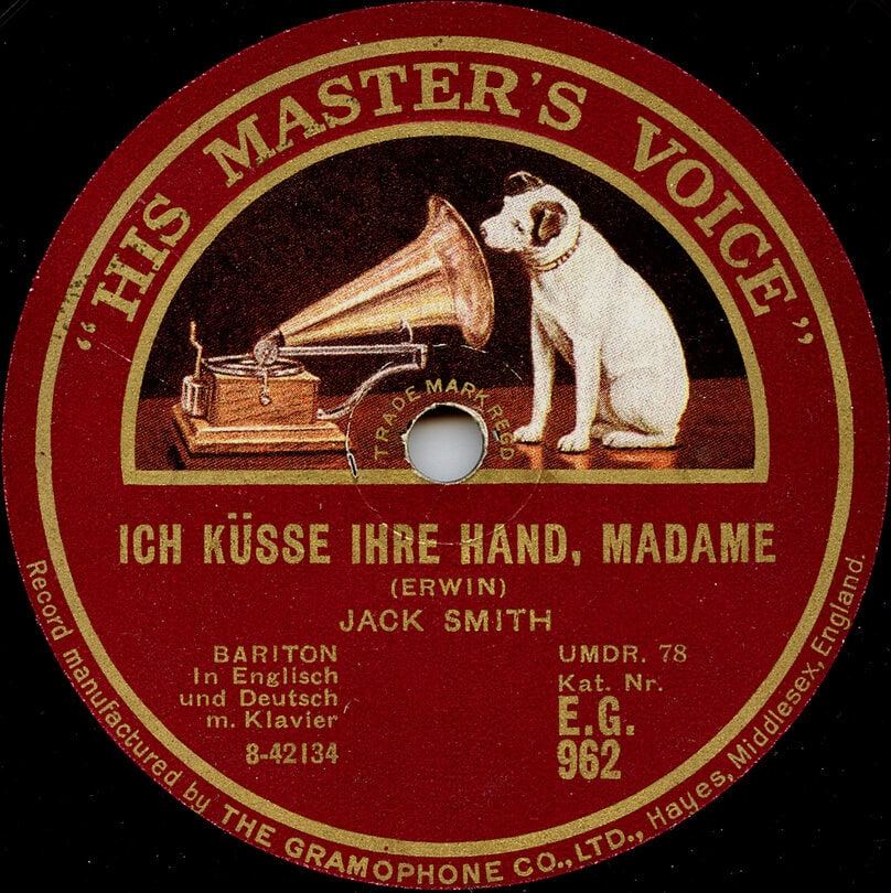 Ergriffen lauscht die Töle der Stimme seines Herrn