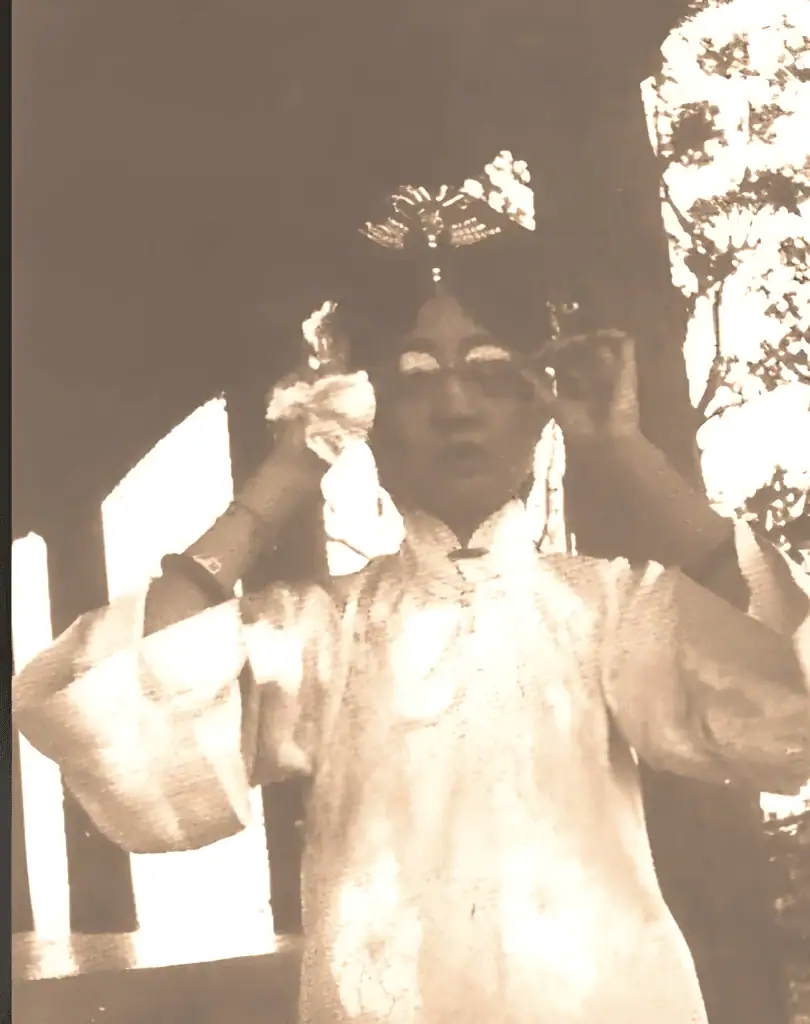 Wanrong with Puyi dark glasses