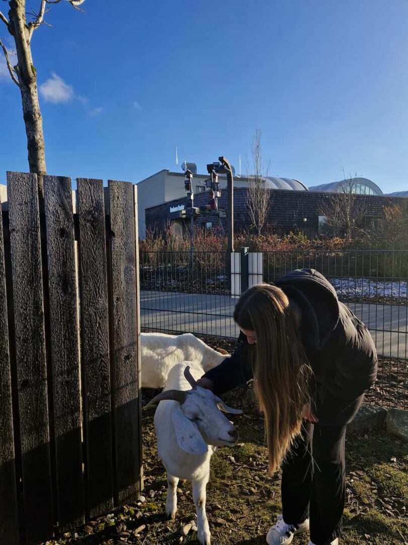 Foto: von Lena 
Lena auf dem Kinderbauernhof