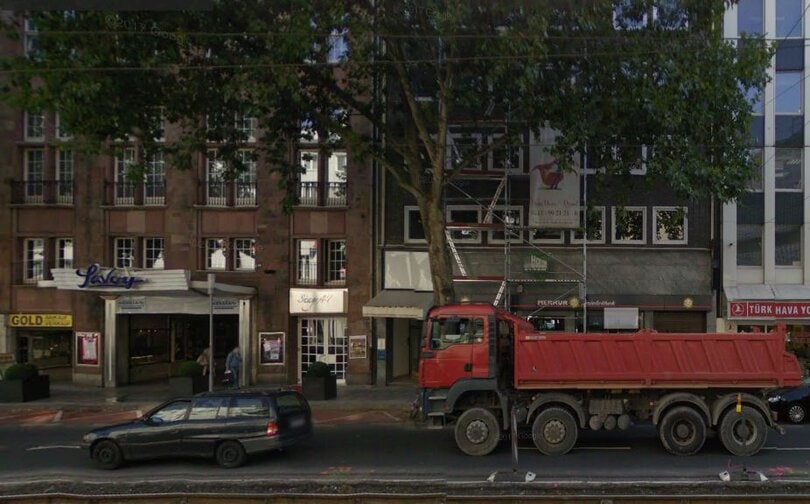 Graf-Adolf-Straße 45, damals Sitz der DDR-Mission - heute mit Gerüst und Spielsalon