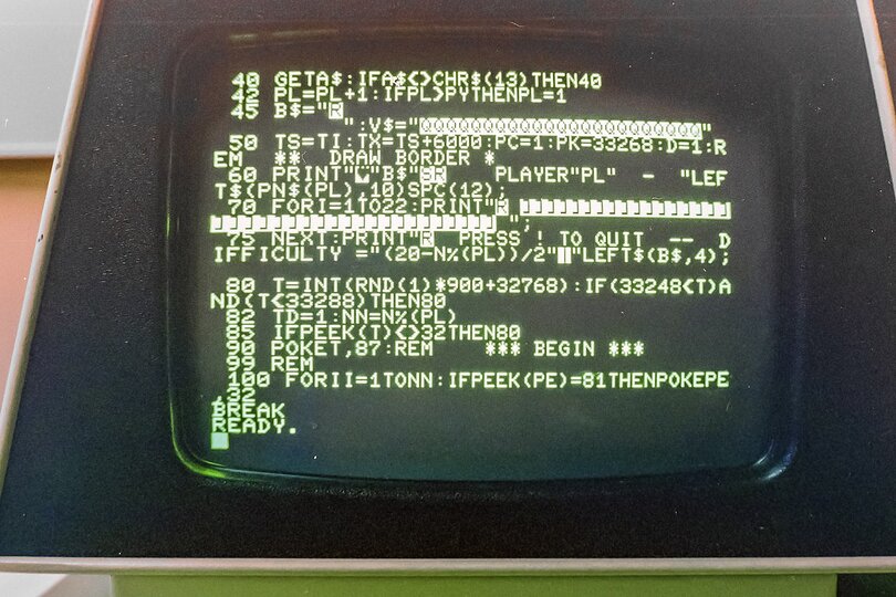 Ein BASIC-Programm mit PEEK und POKE auf einer CBM 3016 (Foto: © Raimond Spekking / CC BY-SA 4.0 via Wikimedia Commons)