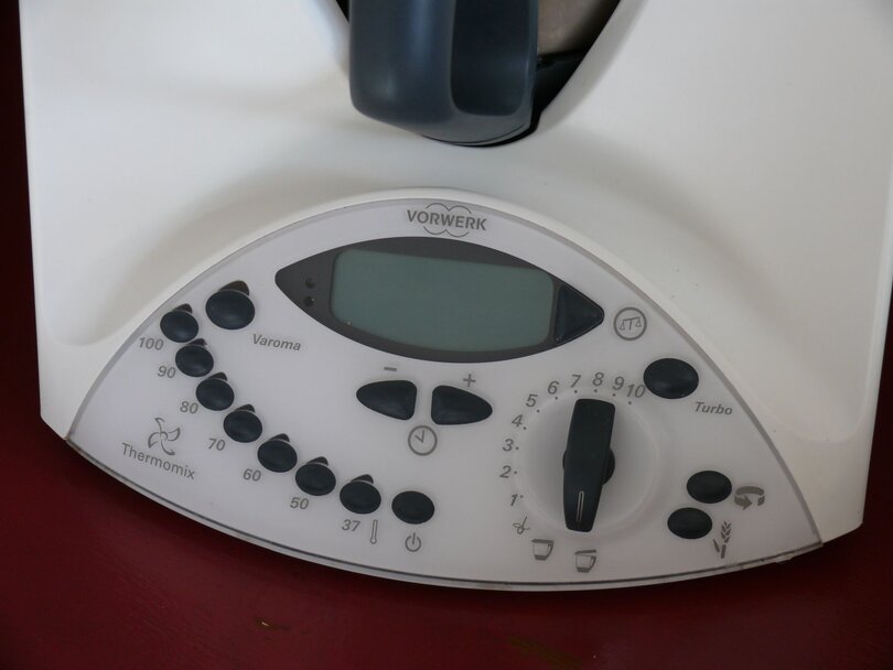 Der legendäre Vorwerk Thermomix TM31 mit seinem digitalen Bedienpult (Foto: Wikimedia)
