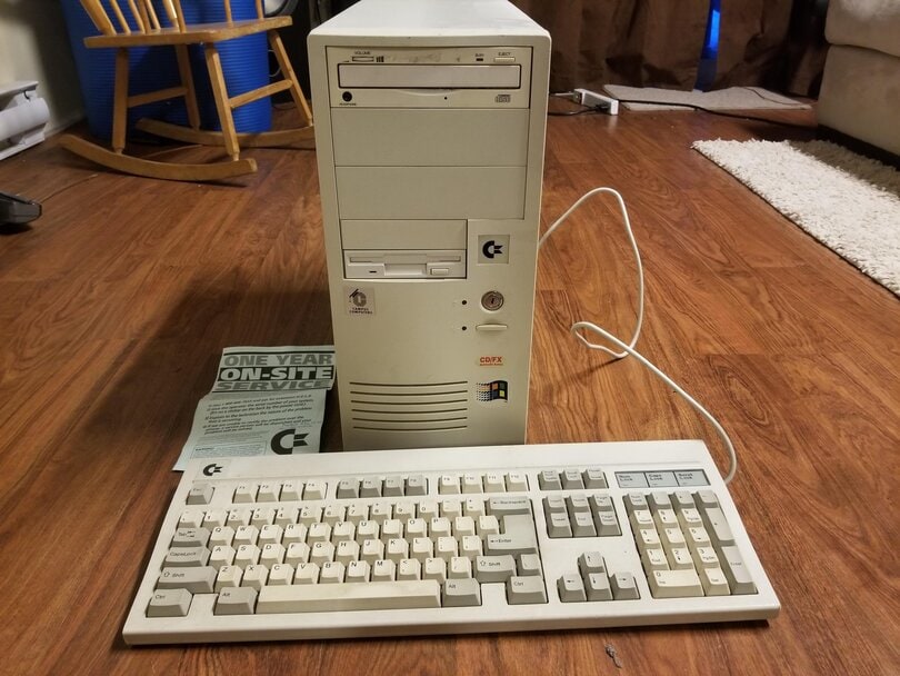 Möglicherweise der letzte Commodore - made by ESCOM (Foto:reddit - siehe Bildnachweis unten)