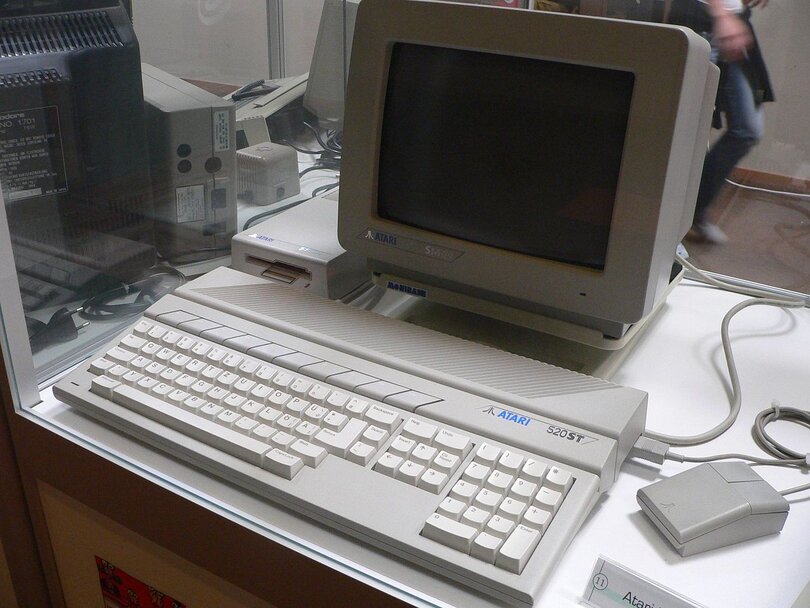 Ein fast professioneller Atari-ST-Arbeitsplatz (Foto: Rama via Wikimedia - siehe Bildnachweis unten)