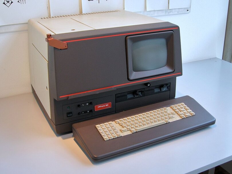 Klassisches Fotosatzterminal von Linotronic (Foto: via Wikimedia - siehe unten)