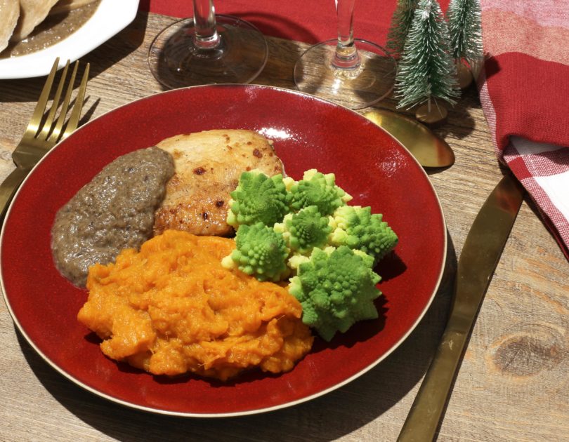 puree-de-patate-douce-et-courge-butternut-accompagne-dun-filet-de-poulet-a-la-sauce-aux-champignons