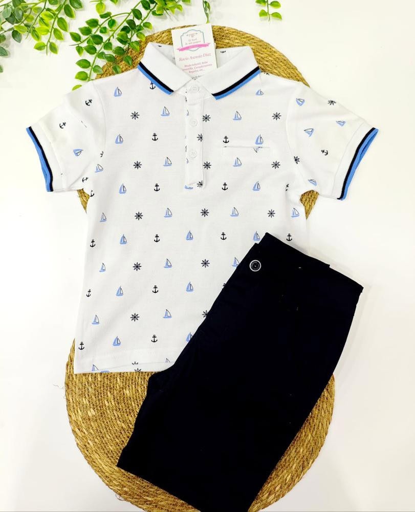 Polo barquitos blanco y pantalón corto chino azul