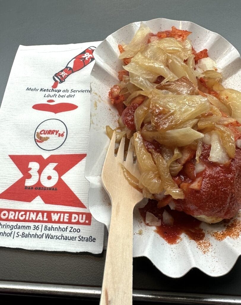 Currywurst bei Curry 36 mit dreierlei Zwiebeln