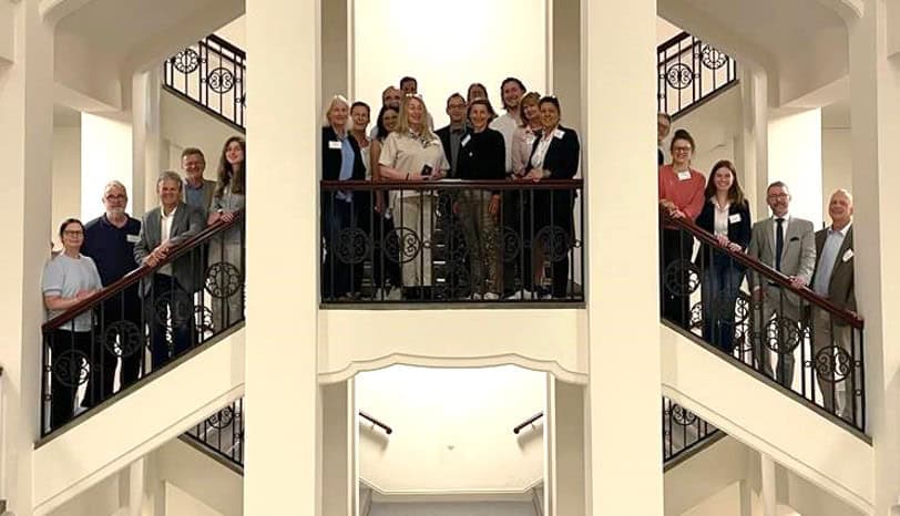 Gruppe von Menschen auf Treppen im Gebäude bei ITB Karlsruhe.
