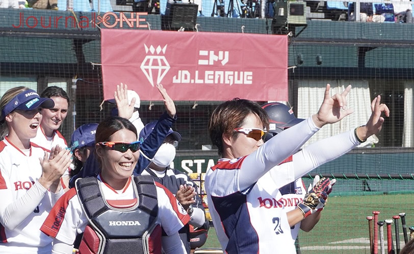 JDrリーグ プレーオフ1回戦 先制して盛り上がるホンダベンチ