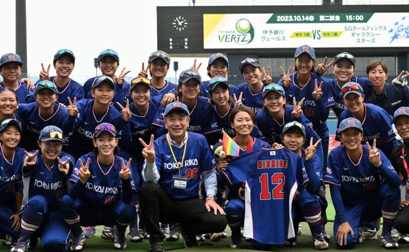 ソフトボールJDリーグ| 松山ラウンドまで応援に駆けつけた東海理化チェリーブロッサムズの顧問で代表取締役社長の二之夕 裕美さんと選手たちの笑顔のショット-Journal-ONE撮影