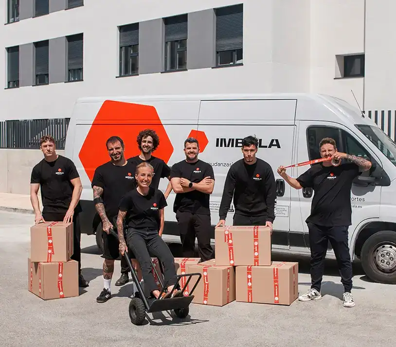 Equipo de IMBALA delante de su furgoneta con cajas de mudanza en A Coruña.