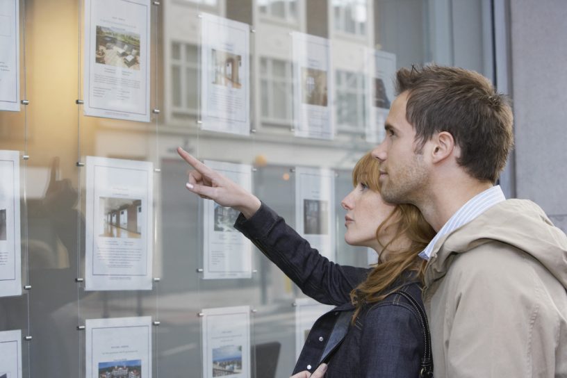 Paar schaut sich Immobilienanzeigen an