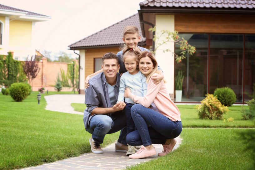 Familie vor Haus
