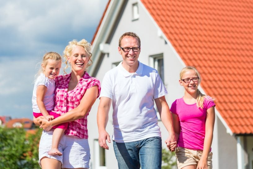 Familie nach Hauskauf