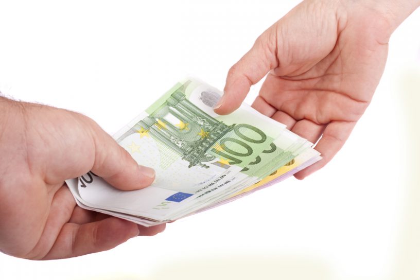 Nur wenn der Erblasser zum Todeszeitpunkt in Scheidung lebte und Ehegattenunterhalt zahlen musste, besteht auch weiterhin die Pflicht der Unterhaltszahlung.