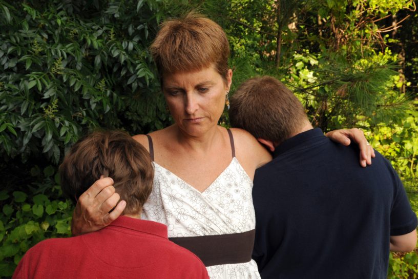 Mutter mit ihren beiden Söhnen