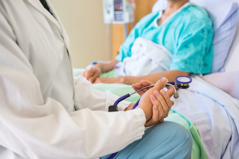 Arzt mit seiner Patientin