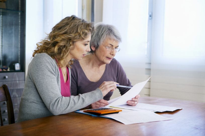 Frauen schauen auf ein Blatt Papier