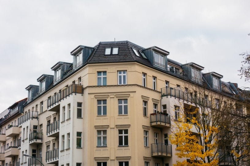 Ein großes Haus mit vielen Wohnungen.