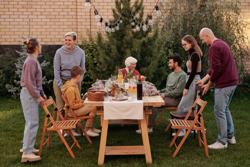 Familie trifft sich zum Essen.