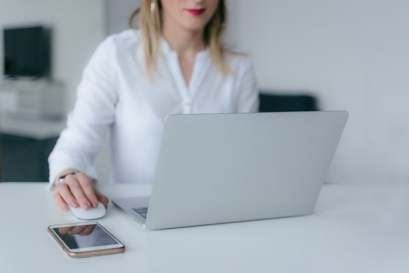 Frau gründet digital eine GmbH