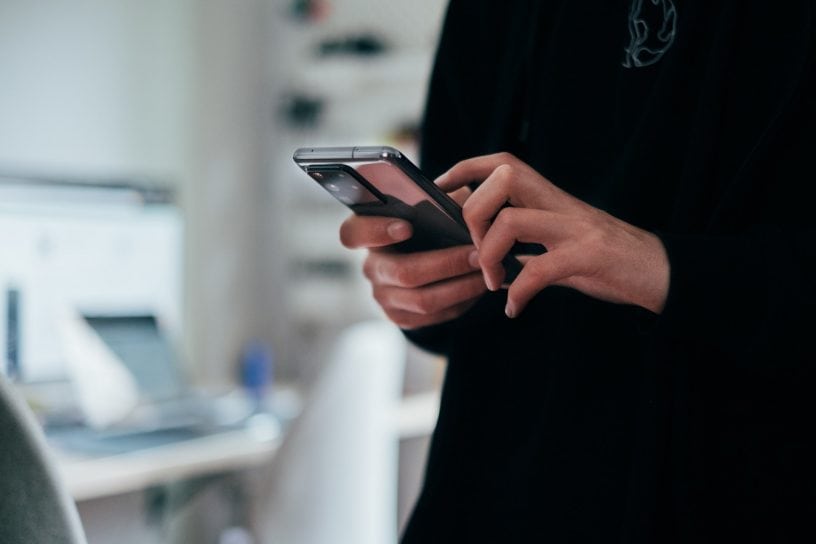 Person nutzt Smartphone