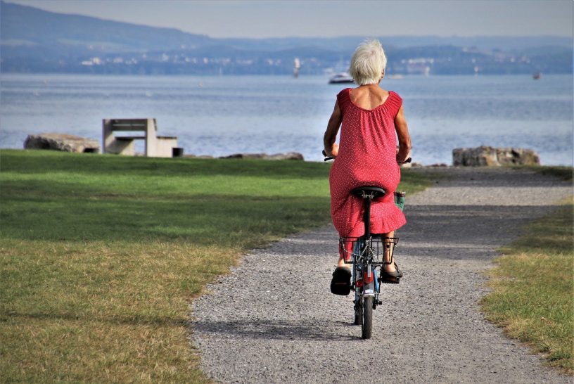 Eine Frau auf dem Fahrrad die keine Erben hat.