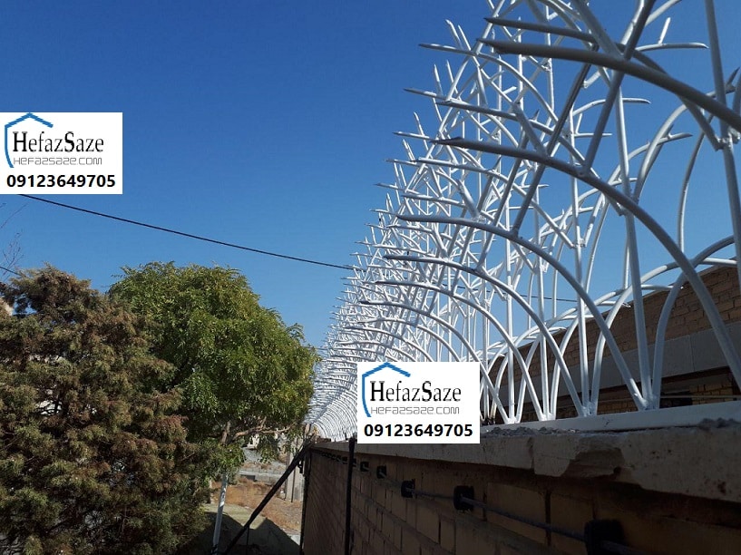 حفاظ نرده روی دیوار